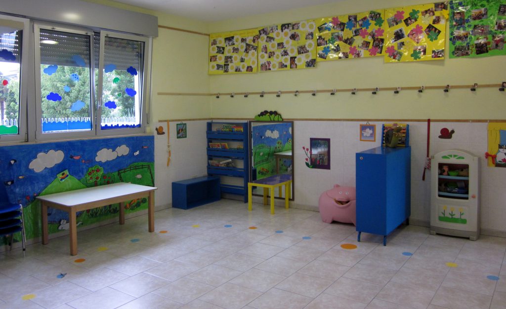 Un ambiente della scuola con materiali e angoli di gioco