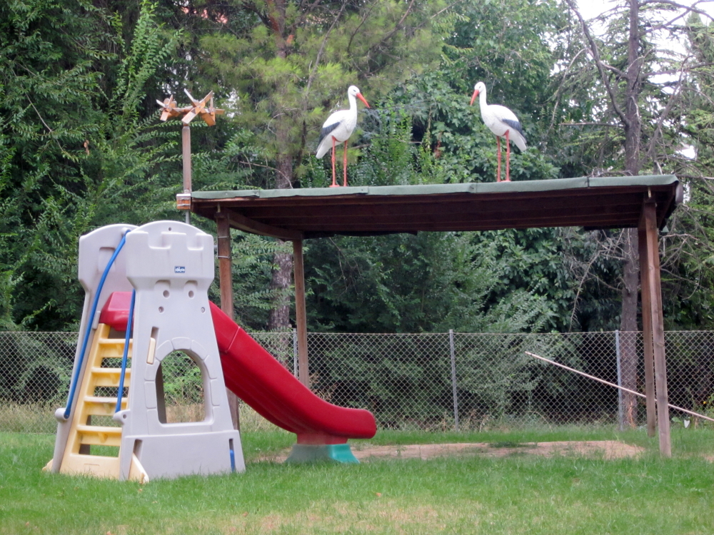 Il giardino della scuola con giochi all’aperto